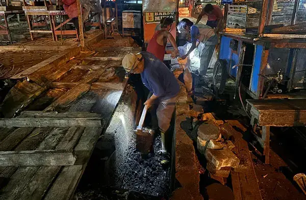 Bebas Genangan, Drainase RTH Imam Bonjol Dibersihkan Malam Hari 1 PEMBERSIHAN DRAINASE— Personel DPUPR turun membersihkan drainase di seputaran Taman RTH Imam Bonjol Padang, Kamis (20/3). Pengerjaan pembersihan drainase dilakukan mulai pukul 19.30 WIB.