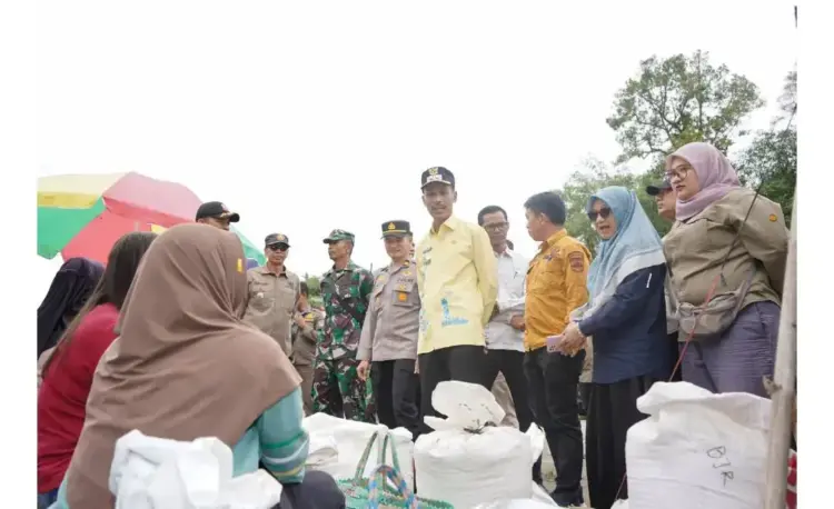 Belanja Sesuai Kebutuhan, Pemkab Solok Selatan Ingatkan Pedagang Jangan Timbun Barang 1 SIDAK— Wakil Bupati Solok Selatan H. Yulian Efi saat sidak di Pasar Muaro Labuah.