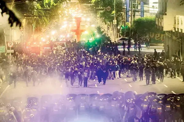 Pasca RUU TNI Disahkan jadi Undang-Undang, Guru Besar UMJ Soroti Pentingnya Transparansi dan Supremasi Sipil 1 AKSI UNJUK RASA— Sejumlah polisi menghalau sejumlah pengunjuk rasa yang beraksi dan berakhir bentrok untuk menyikapi UU TNI di Surabaya, Jawa Timur, Senin (24/3).