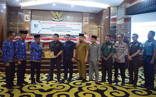 DPRD Gelar Paripurna Nota Pengantar Pemerintah Daerah Terhadap Empat Ranperda Kabupaten Pessel 1 PENYERAHAN nota ranperda oleh Pemerintah Daerah kepada DPRD Pessel.