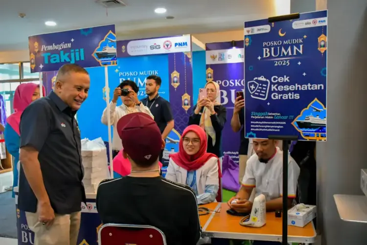 PT Semen Padang, Angkasa Pura dan PNM Bersinergi Hadirkan Posko Mudik 2025 di BIM 1 POSKO MUDIK BUMN-- Direktur Keuangan dan Umum PT Semen Padang mengecek langsung Posko Mudik Bersama BUMN 2025, di Bandara Internasional Minangkabau, Kamis (27/3).