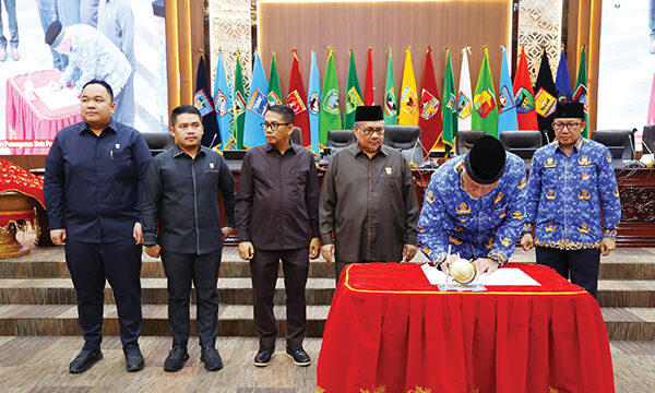 DPRD Sahkan Perda RTRW Provinsi Sumatera Barat Tahun 2025-2045, Rencana Tata Ruang untuk Kemakmuran Masyarakat 1 Gubernur SumbaR Mahyeldi bersama Ketua DPRD Sumbar Muhidi menandatangani Nota Persetujuan Bersama terhadap Ranperda tentang RTRW Provinsi Sumatera Barat Tahun 2025-2045.