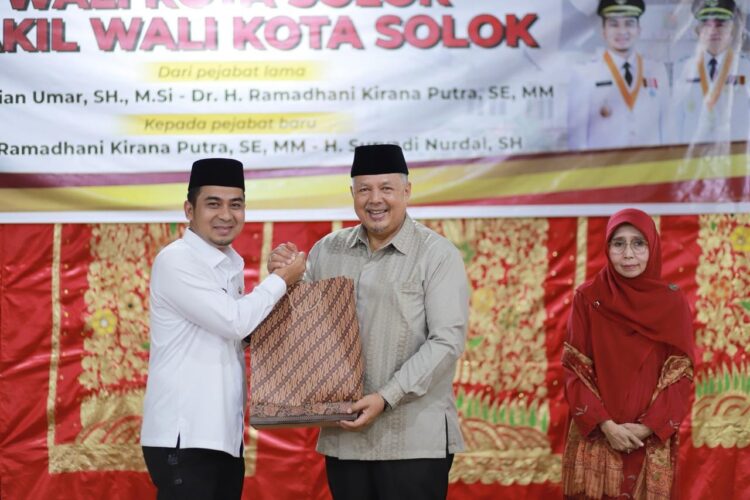 UCAPKAN—Wali Kota Solok Ramadhani Kirana Putra mengucapkan terimakasih kepada Zul Elfian Umar atas pengabdian selama menjalankan amanahnya sebagai Wali Kota Solok.