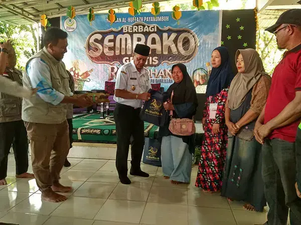 970 Paket Sembako Disebar Yayasan Al Huffazh Selama Ramadhan 1446 H, Wawako: Al Huffazh Luar Biasa, Patut Ditiru 1 PAKET BANTUAN— Wakil Wali Kota Payakumbuh Elzadaswarman beroto bersama dengan ketua Yayasan Al Huffaz, Kepala Sekolah dan masyarakat penerima paket sembako.