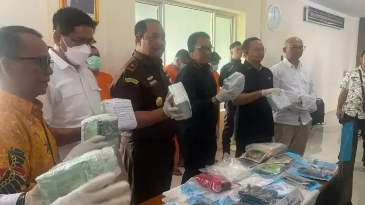 Kolaborasi BNNP Sumbar dan Lapas Kelas II Padang Bongkar Peredaran Narkoba 1 NARKOBA-Kepala BNNP Sumbar, Brigjen Pol Ricky Yanuarfi bersama Kepala Bidang Pelayanan dan Pembinaan Kantor Wilayah (Kanwil) Dirjen Pemasyarakatan Sumbar, Zulfikri saat konfresnsi pers pengungkapan kasus peredaran narkoba.