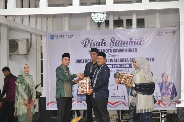 Acara Pisah Sambut Pj dan Wako Sawahlunto Terpilih 1 PISAH SAMBUT—Jelang berbuka puasa dihari ketiga Ramadhan digelar pisah sambut antara PJ Walikota Sawahlunto Fauzan Hasan dan Walikota dan Wakil Walikota Sawahlunto terpilih tahun 2025-2030 .