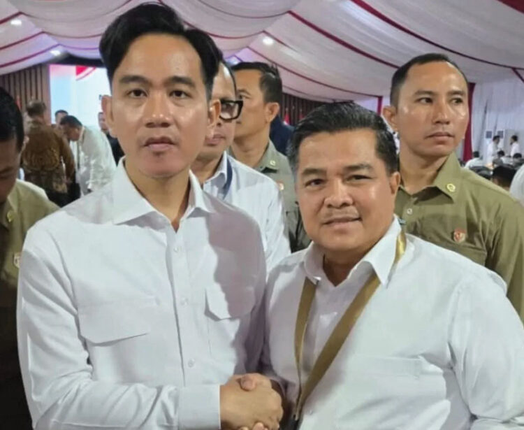 Wapres Gibran Sampaikan Program Prioritas ke Kepala Daerah, Kabupaten Agam Siap Jabarkan Asta Cita 1 FOTO BERSAMA— Bupati Agam Benni Warlis berfoto bersama Wapres RI, Gibran Rakabuming Raka.