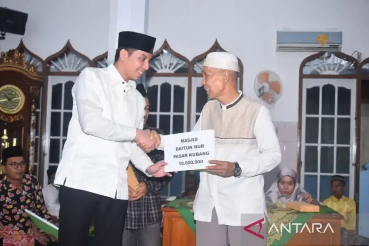 Wali Kota Sawahlunto, Ajak TSR Perkuat Sinergi Pembangunan dengan Masyarakat 1 SERAHKAN—Wali Kota Sawahlunto Riyanda Putra usai mmenyerahkan simbolis bantuan hibah pembangunan masjid kepada pengurus masjid Baitunnur Kenagarian Kubang.