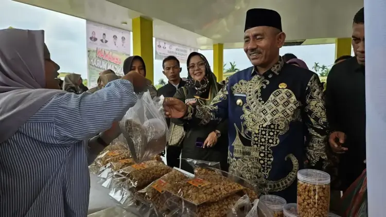 Antisipasi Kenaikan Harga Bahan Pokok Jelang Idul Fitri, Pemkab Limapuluh Kota Gelar GPM 1 PROGRAM GPM— Bupati Limapuluhkota Safni saat meninjau Gerakan Pangan Murah (GPM), Kamis, (20/3) di Taman Mahkota Berlian, Sarilamak.