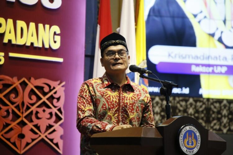 WISUDA— Dirjen Pendidikan Vokasi PKPLK Kemdikdasmen RI, Tatang Muttaqin, S.Sos, M.Ed., Ph.D sampaikan Orasi Ilmiah pada Wisuda UNP ke-138 Periode Maret, dalam prosesi hari pertama, Sabtu (15/3)