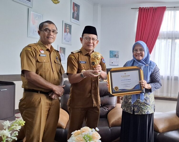 Audiensi Wali Kota Payakumbuh dan BPJS Kesehatan, Komitmen Bersama Tingkatkan Layanan Kesehatan Masyarakat 1 AUDENSI— Kepala BPJS Kesehatan Payakumbuh saat audiensi dengan Wali Kota Payakumbuh Zulmaeta didampingi Sekda Rida Ananda di kantornya