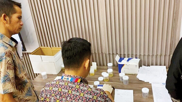 Awak Perkeretapian PT KAI Divre II Sumbar Jalani Tes Narkoba 1 TES NARKOBA— PT Kereta Api Indonesia (Persero) Divisi Regional II Sumbar mengadakan tes narkoba secara acak bagi awak sarana perkeretaapian bekerjasama dengan BNN Sumbar, Selasa (18/3).