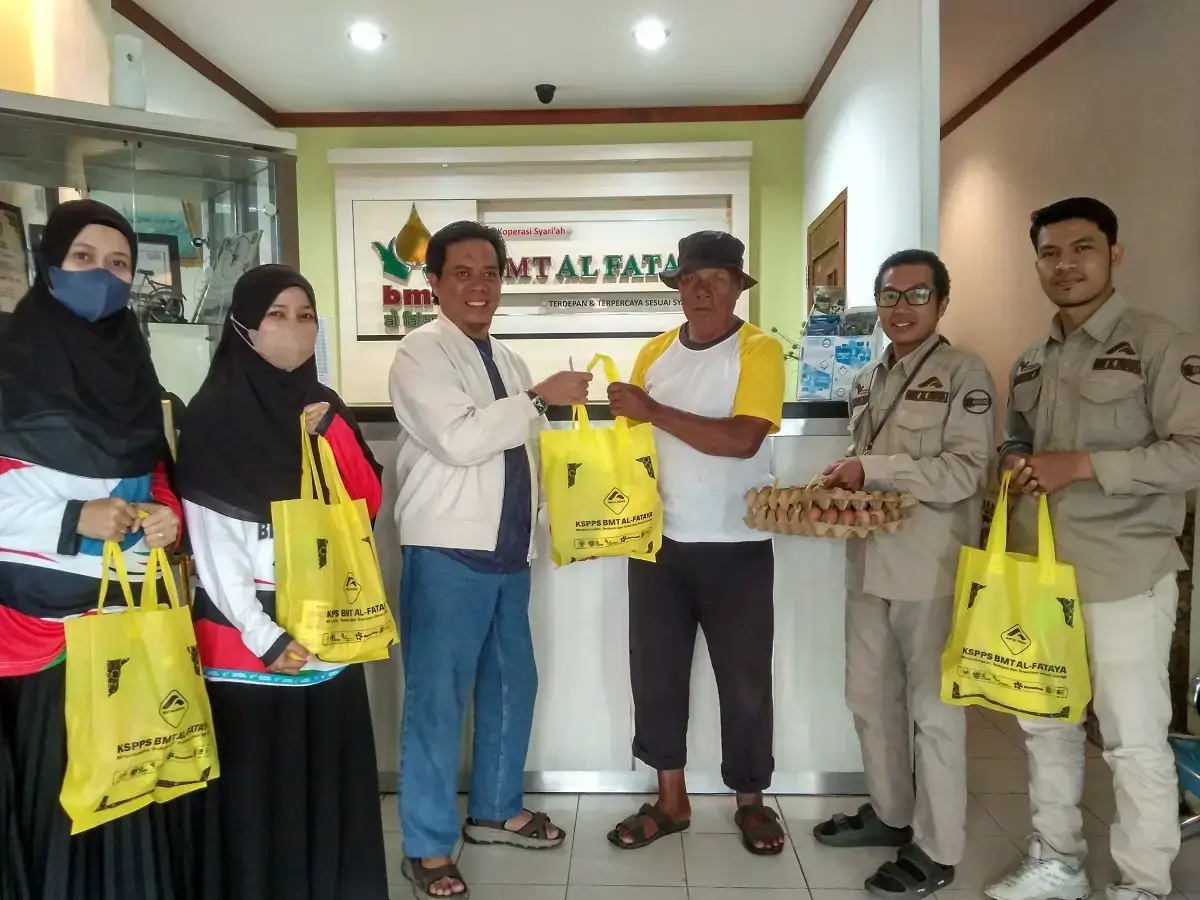 BMT Al Fataya Bagikan 100 Paket Lebaran