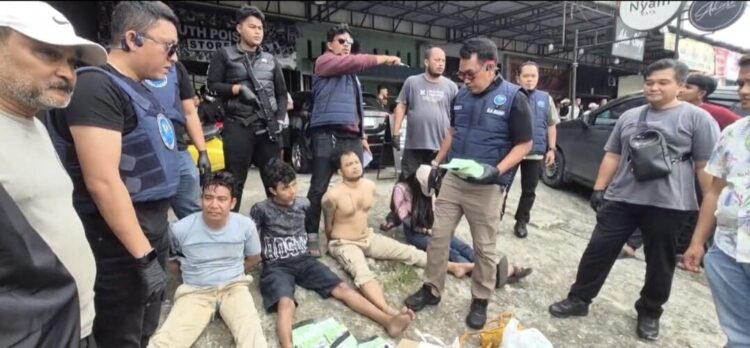 7 Kg Sabu Gagal Beredar di Sumbar, 4 Pelaku Ditangkap, Perannya Kurir dan Sopir, Dibawa dari Aceh, Terima Upah Rp 13 Juta 1 SABU 7 KG— Kepala BNNP Sumbar, Brigjen Pol Ricky Yanuarfi bersama anggotanya mengamankan
empat orang yang kedapatan membawa 7 Kg sabu di Kota Payakumbuh.