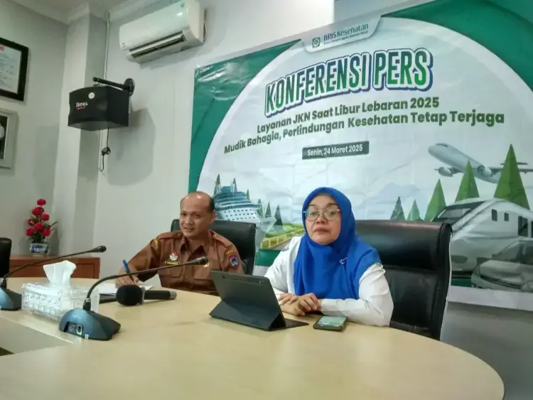 Selama Libur Idul Fitri 1446 Hijriah, BPJS Kesehatan Tetap Memberikan Pelayanan 1 KONFERENSI PERS— Kepala BPJS Kesehatan Cabang Payakumbuh Defiyanna bersama Kadiskes Kota Payakumbuh Wawan Sofianto ketika konferensi pers libur lebaran 2025 M di kantor BPJS Kesehatan Cabang Payakumbuh .