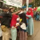 Bagikan Takjil Gratis pada Masyarakat