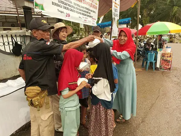 BERBAGI—CV Tahiti Coal, berikan bantuan berupa Takjil Gratis kepada masyarakat Sawahlunto melalui Komunitas Wartawan Peduli Kota Sawahlunto pada Kamis (20/3)  lalu.