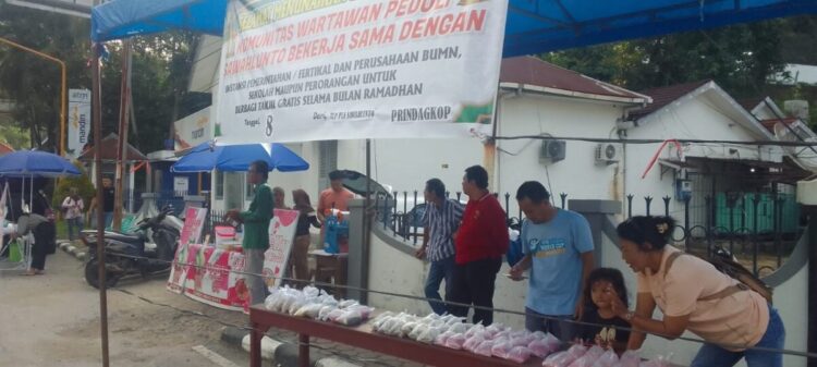 Komunitas Wartawan Peduli Kota Sawahlunto, Bagikan Takjil Gratis pada Masyarakat 1 Bagikan Takjil Gratis sawahlunto