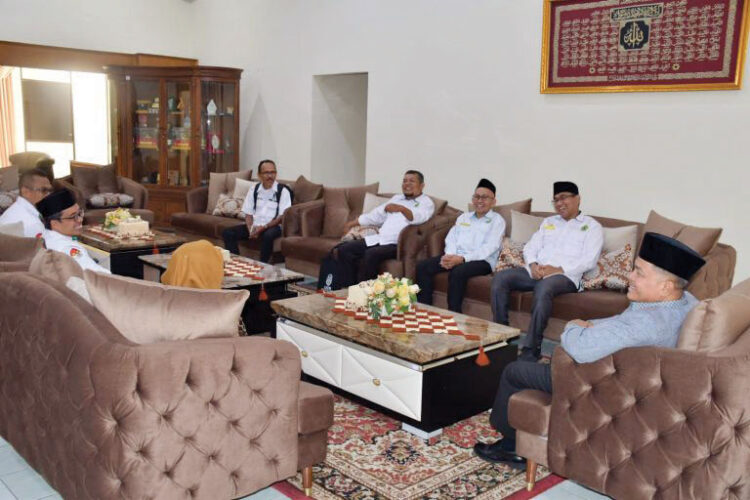 AUDIENSI— Bupati Agam, Ir H Benni Warlis MM Dt Tan Batuah, beraudiensi dengan Rektor Universitas Islam Negeri (UIN) Sjech M Djamil Djambek Bukittinggi, Prof Dr Silfia Hanani MSi, di Mess Pemkab Agam, Belakang Balok, Bukittinggi, Senin (10/3).
