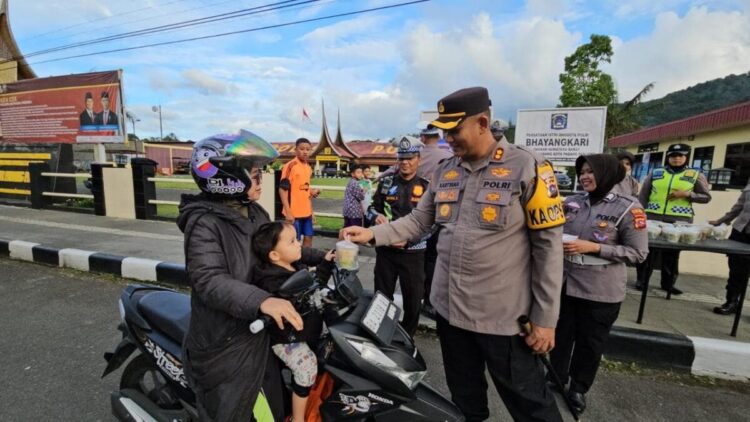 Bakti Sosial, Polres Bagikan Takjil kepada Masyarakat 1 BAGIKAN TAKJIL— Kapolres Padangpanjang AKBP Kartyana Widyarso Wardoyo Putro ikut membagikan langsung takjil kepada pengendara dan warga di depan Mapolres Padangpanjang.