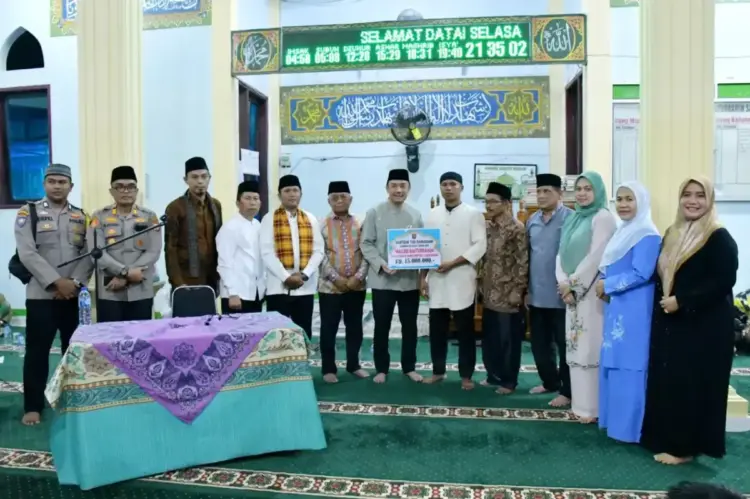Bangkit Dari Surau, Wakil Bupati Agam Ajak Warga Makmurkan Masjid 1 SAFARI RAMADHAN— Wakil Bupati Agam memberikan bantuan disela kegiatan safari ramadhan di Masjid Baiturrahim Jorong Sago, Nagari Manggopoh, Selasa (18/3).