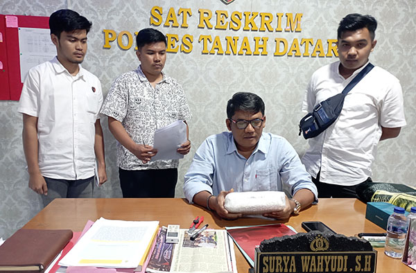 Kasus Pembunuhan Siswi MTsN dalam Karung, Hp Milik Cinta dan Tersangka Noval Diperiksa Tim Cyber Polda Sumbar 1 barang bukti Hp— Kasatreskrim Polres Tanahdatar AKP Surya Wahyudi membuka barang bukti Hp milik tersangka Noval dan korban Cinta yang dikirim dari Aceh.