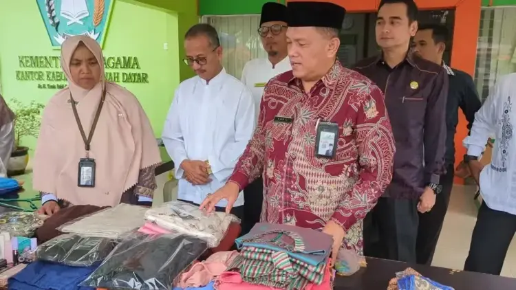 Program BarBeKu—Kepala Kantor Kemenag Tanahdatar Amril meninjau lokasi penjualan barang layak pakai dengan harga miring, di halaman kantor Kemenag.