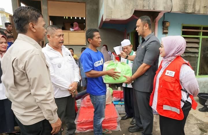 Bupati Benny Dwifa Sambangi Warga Terdampak Kebakaran 1 BANTUAN—Bupati Sijunjung Benny Dwifa serahkan bantuan terdampak bencana kebakaran di Jorong Koto, Nagari Padang Laweh Kecamatan Koto VII.