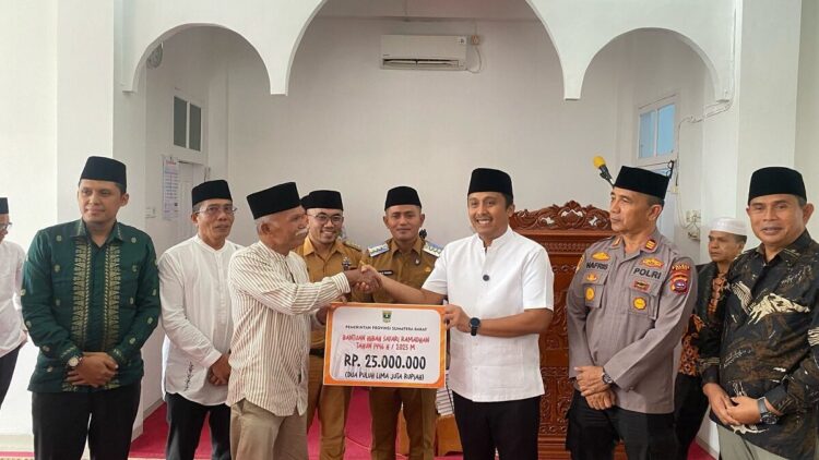 Berkah Ramadhan untuk Pembangunan Masjid Babussalam 1 SERAHKAN—Wakil Gubernur Sumatera Barat, Vasko Ruseimy, serahkan bantuan pembangunan mengunjungi Masjid Babussalam Nagari Koto Baru, Kecamatan Kubung, Kabupaten Solok.