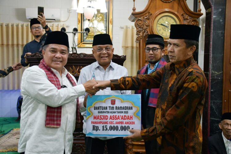 Safari Ramadhan ke Masjid As Saadah, Bupati Agam: Perbanyak Ibadah dan Ramaikan Masjid 1 SERAHKAN BANTUAN— Bupati Agam Benni Warlis menyerahkan bantuan disela kegiatan safari ramadhan di masjid As Saadah Panampuang, Kecamatan Ampek Angkek, Minggu (2/3).