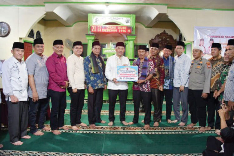 BANTUAN MASJID— Wakil Bupati Agam, Muhammad Iqbal memberikan bantuan untuk masjid di sela safari ramadhan ke masjid Ubudiyah Koto Tinggi, Nagari Ampek Koto Palembayan, Kecamatan Palembayan, Selasa (11/3).