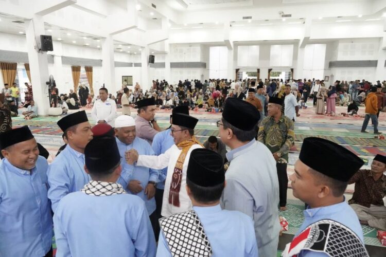 BUKA PUASA BERSAMA— Pemerintah Kabupaten Tanah Datar menggelar acara silaturahim dan berbuka puasa bersama Bupati/Wabup dengan masyarakat Tanah Datar di Gedung Nasional Maharajo Dirajo Batusangkar, Selasa (4/3).