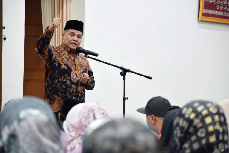 AJAKAN— Bupati Agam, Benni Warlis mengajak seluruh relawan menyukseskan program unggulan Bangkik Dari Surau yang telah menjadi komitmen bersama.