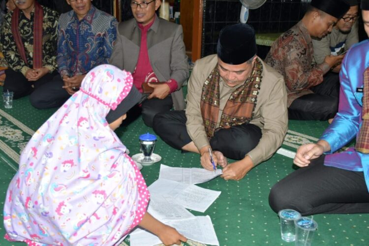 Beri Tausiah di Masjid Al Manar, Bupati Agam Diserbu Anak-anak untuk Tanda Tangan 1 MEMINTA TANDATANGAN— Puluhan anak-anak antusias mendekati Bupati Agam, Benni Warlis, untuk meminta tandatangan usai memberikan tausiah agama di Masjid Al Manar Sidang Ujuang, Jorong Gatah, Nagari Magek, Kecamatan Kamang Magek, Selasa (11/3).