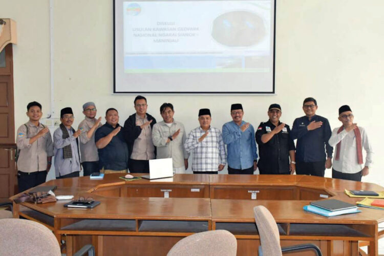 AUDIENSI— Bupati Agam, Ir H Benni Warlis MM Dt.Tan Batuah, beraudiensi dengan Badan Pengelola Geopark Sianok- Maninjau, di Mess Pemkab. Agam, Belakang Balok, Bukittinggi, Sabtu (15/3).