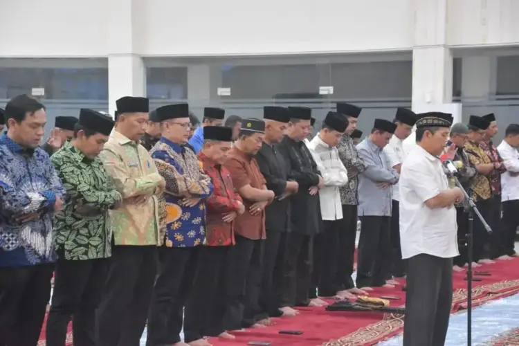 Perkuat Sinergi dan Kebersamaan, Bupati Agam Gelar Buka Bersama Forkopimda 1 SHALAT BERJAMAAH— Bupati Agam Benni Warlis melaksanakan shalat maghrib berjamaah saat pelaksanaan buka bersama Forkopimda dan Kepala OPD, Selasa (18/3).