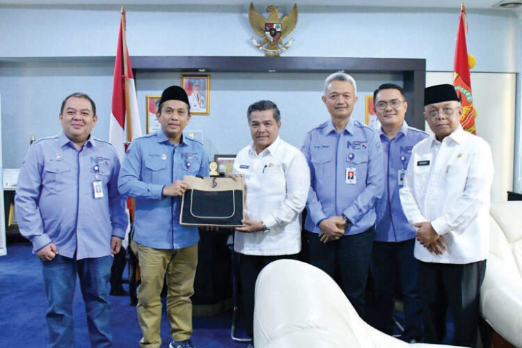 Hadiri Pisah Sambut Kacab Bank Nagari Lubuk Basung, Bupati Agam Apresiasi Kinerja Kacab Lama dan Sambut Kacab Baru 1 PISAH SAMBUT— Bupati Agam, Ir H Benni Warlis MM, Dt Tan Batuah, hadiri pisah sambut Kepala Cabang Bank Nagari Lubuk Basung, di Ruang Kerja Bupati Agam Rabu, (5/3).