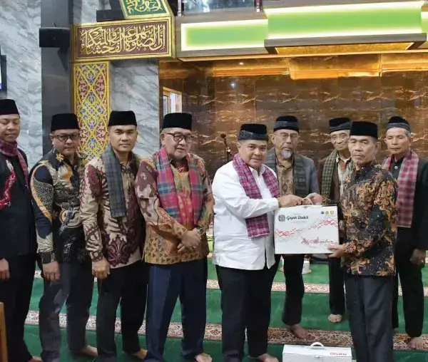 Bupati Agam Pimpin Safari Ramadhan di Masjid Jami Pakan Senayan, Ajak Warga Dukung Program Bangkik dari Surau 1 SAFARI RAMADHAN— Bupati Agam, Ir. H. Benni Warlis, MM, Dt. Tan Batuah, memimpin kunjungan Safari Ramadhan ke Masjid Jami’ Pakan Senayan, Kecamatan Banuhampu, Senin (24/3) .