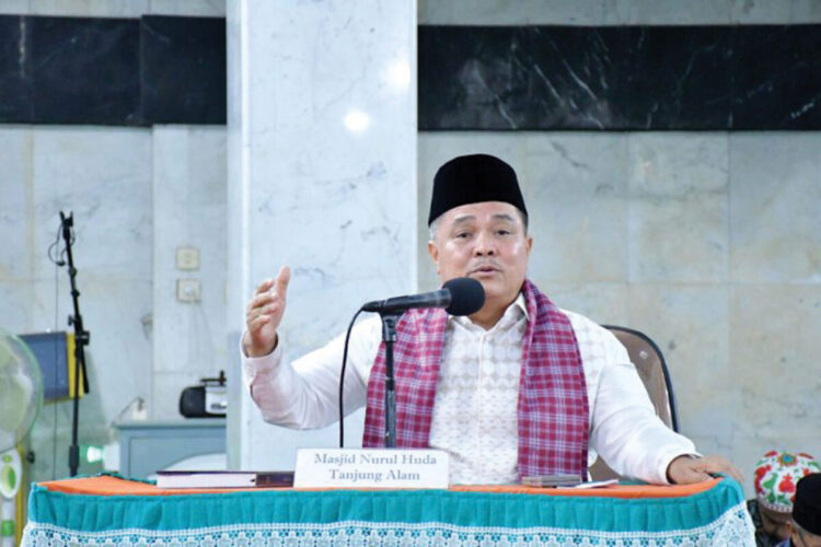 Pimpin Kegiatan Subuh di Mesjid Nurul Huda Tanjung Alam, Bupati Ajak Jamaah Tingkatkan Keimanan Lewat Shalat Subuh Berjamaah 1 TAUSIYAH— Bupati Agam, Benni Warlis shalat subuh berjamaah dan memberikan tausiyah di Masjid Nurul Huda Tanjung Alam, Nagari Biaro Gadang, Kecamatan Ampek Angkek, Minggu (9/3).