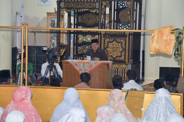 Safari Ramadan Pemkab Agam di Canduang, Masyarakat Sampaikan Harapan untuk Perbaikan Jalan Usaha Tani 1 ANTUSIAS— Safari Ramadan yang digelar Pemkab Agam, yang dipimpin Bupati Agam, Benni Warlis, ke Masjid Jamatul Aliyah, Jorong 100 Janjang, Nagari Canduang Koto Laweh Kecamatan Canduang, disambut antusias warga setempat, Selasa, (4/3).