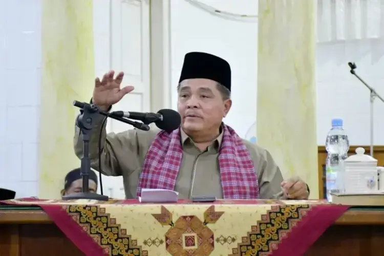 TAUSIYAH— Bupati Agam, Ir H Benni Warlis, MM, Dt. Tan Batuah, memimpin Safari Ramadhan dan memberi tausiyah di Masjid Jami’ Koto Alam, Kecamatan Ampek Angkek, Selasa (25/3).