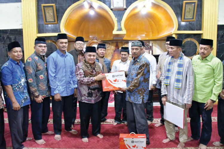 Safari Ramadhan di Masjid Asy Syifa, Bupati Agam Serukan Pentingnya Iman dan Taqwa dalam 1 BANTUAN PEMBANGUNAN MASJID— Bupati Agam Benni Warlis menyerahkan bantuan untuk pembangunan Masjid Asy Syifa.