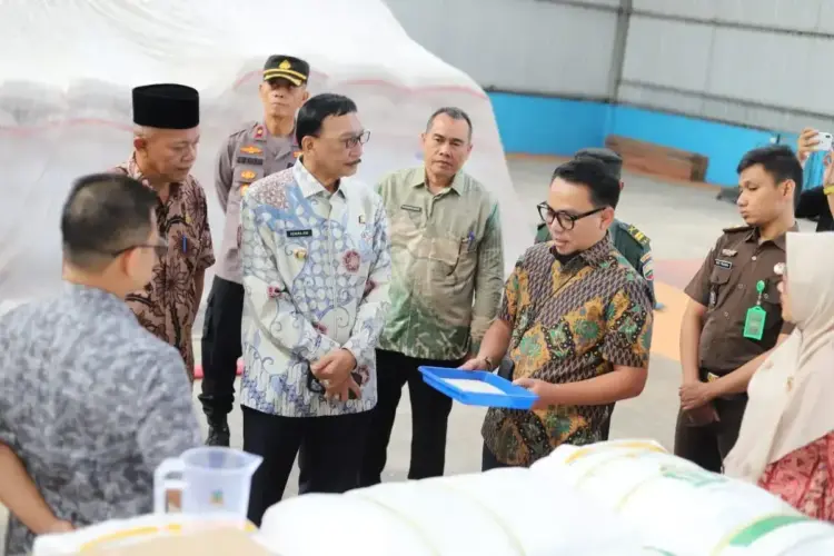 Bupati Hendrajoni Bersama Forkpimda Pessel, Monitoring Keterdian Pangan di Gudang Bulog 1 MONITORING— Bupati Hendrajoni bersama Forkpimda Pessel, Monitoring Keterdian Pangan di Gudang Bulog.
