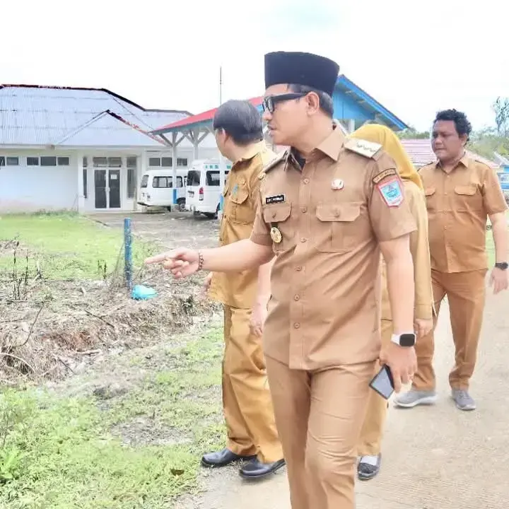 SIDAK RSUD—Bupati Kepulauan Mentawai, Rinto Wardana, bersama Wakil Bupati Jakop Saguruk, melakukan inspeksi mendadak (sidak) ke Rumah Sakit Umum Daerah (RSUD) Kepulauan Mentawai.