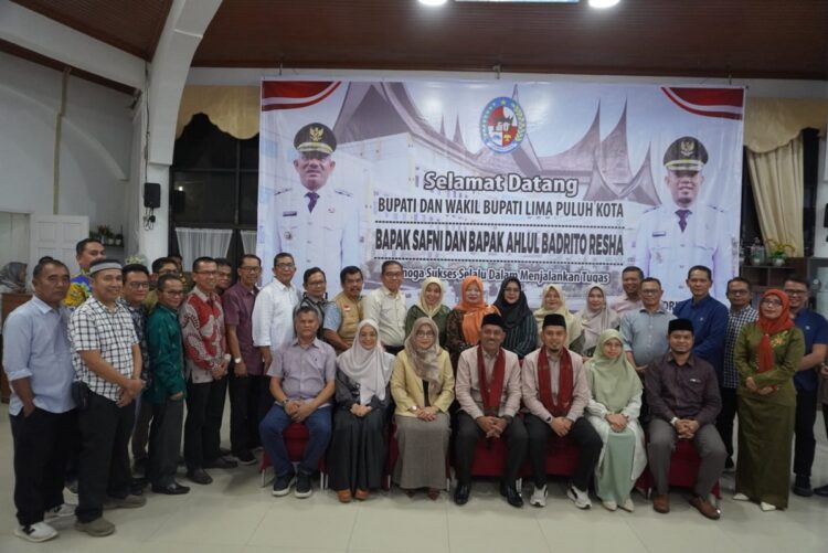Bupati Limapuluh Kota Akan Lanjutkan hal Positif, Kesalahan Kebijakan akan Diperbaiki 1 SAMBUT—Bupati dan Wakil Bupati disambut hangat Sekretaris Daerah dan jajaran serta Anggota DPRD Lima Puluh Kota.