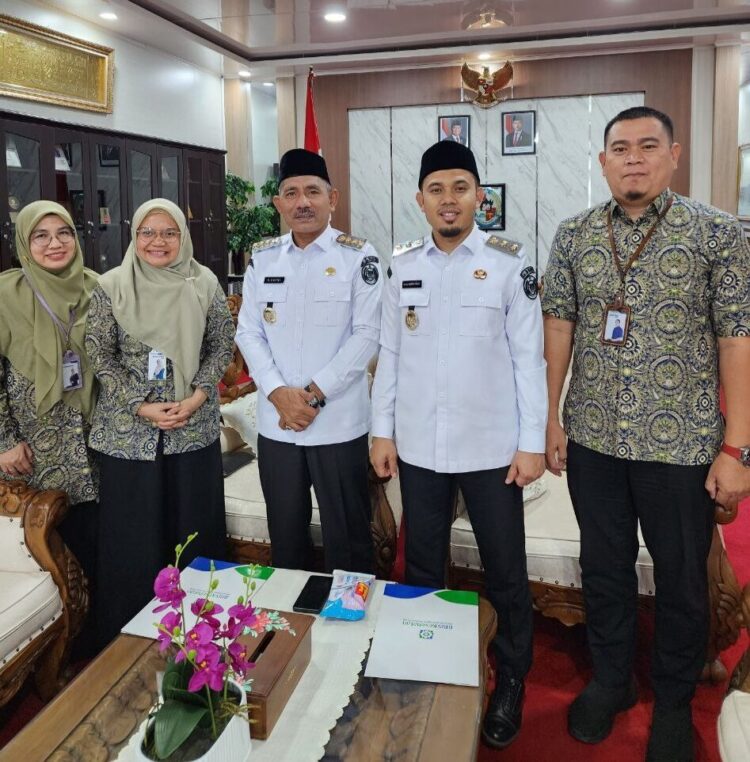 96,4 Persen Warga Limapuluh Kota Sudah Terdaftar Program JKN 1 AUDENSI— BPJS Kesehatan Cabang Payakumbuh mengadakan audiensi dengan Bupati Limapuluh Kota Safni, di kantor Bupati Limapuluh Kota.