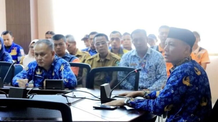 Bupati Pasbar Pastikan 46 Tenaga Kontrak dan Honorer Dipertahankan 1 AUDIENSI TENAGA HONORER— Bupati Pasaman Sabar AS saat menerima audiensi sejumlah honorer daerah dan tenaga kontrak di ruang kerjanya di Lubuk Sikaping.