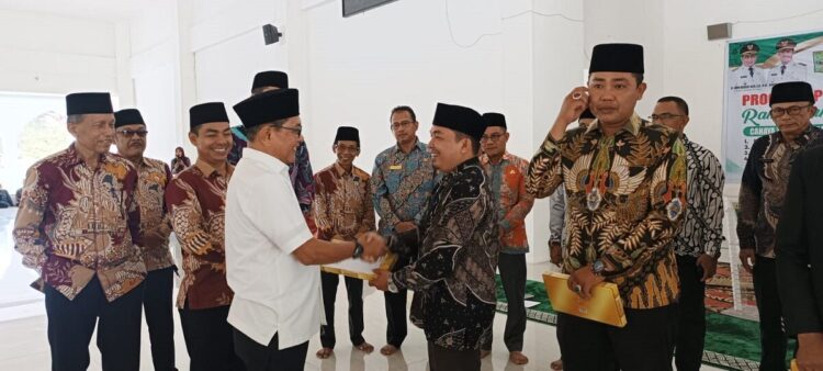 811 Garin, Imam, Bilal dan Guru Mengaji Terima Paket Ramadhan 1 SERAHKAN PAKET RAMADHAN— Bupati Padangpariaman John Kenedy Azis serahkan dana zakat untuk berbagai elemen masyarakat, seperti imam/khatib/garin, bilal, guru mengaji/TPA/TPSQ, MDTA se-Padangpariaman, di Masjid Raya IKK Padangpariaman.