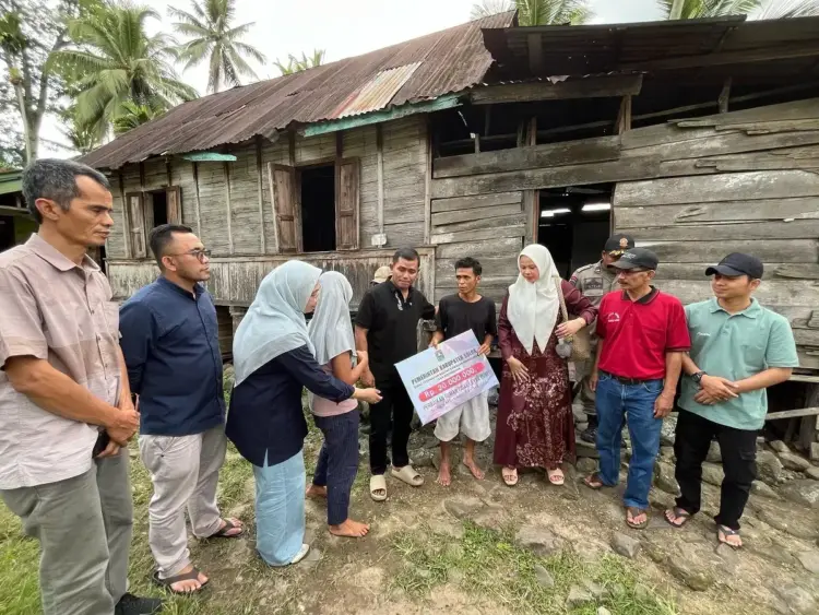 Bupati Jon Firman Pandu Sebut, Pemerintah Selalu Berikan Manfaat pada Masyarakat 1 DATANGI— Bupati Solok Jon Firman Pandu yang didampingi Ketua TP PKK Ny Nia Jon Firman Pandu, saat mendatangi keluarga kurang mampu di Nagari Koto Baru, Kabupaten Solok.