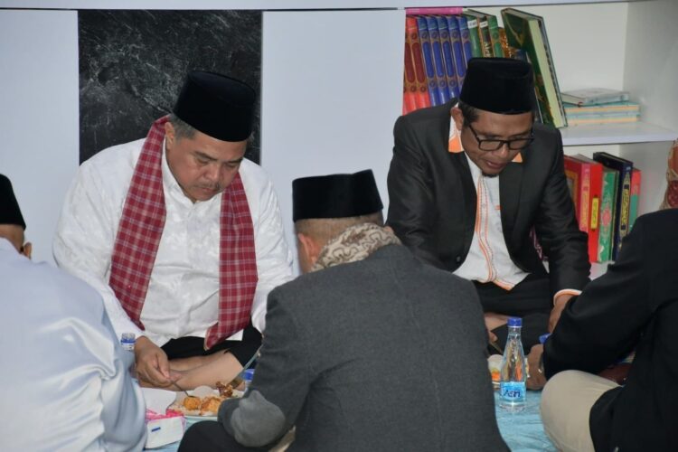 BUKA PUASA— Usai melaunching progul Bangkik dari Surau, Bupati Agam, Benni Warlis buka puasa bersama dengan masyarakat, di Surau Ka’bah Inyiak Tuah Panampuang, Kecamatan Ampek Angkek, Minggu (2/3).